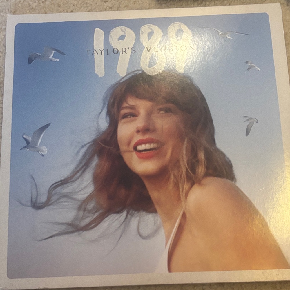 Taylor Swift Blue 1989 vinyl
A few scuffs on package
Two vinyls with sleeves!